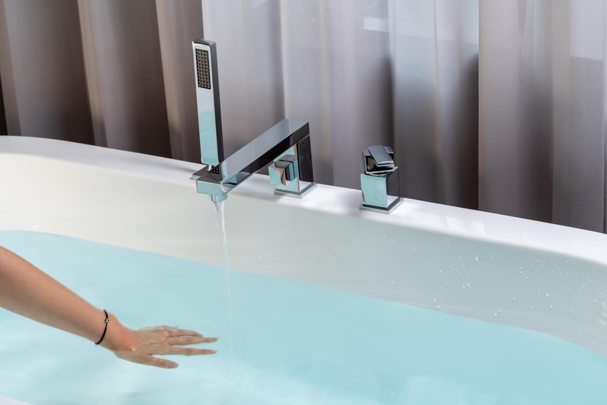 East Sacred Hotel--Very Near Beijing Tiananmen Square ,The Forbidden City,The Temple Of Heaven ,3 Minutes' Walk To Wangfujing Subway ,Located In The Center Of Beijing, Many Shopping Malls Around,Newly Renovated Hotel-Able To Receive Foreign Guests Экстерьер фото A modern bathtub faucet