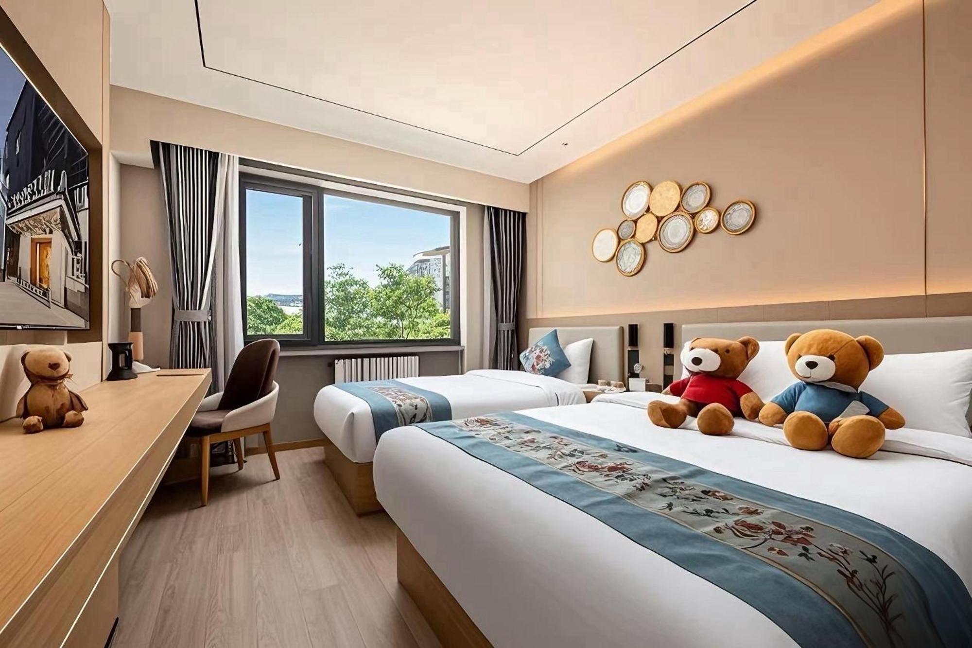 East Sacred Hotel--Very Near Beijing Tiananmen Square ,The Forbidden City,The Temple Of Heaven ,3 Minutes' Walk To Wangfujing Subway ,Located In The Center Of Beijing, Many Shopping Malls Around,Newly Renovated Hotel-Able To Receive Foreign Guests Экстерьер фото Deluxe Room