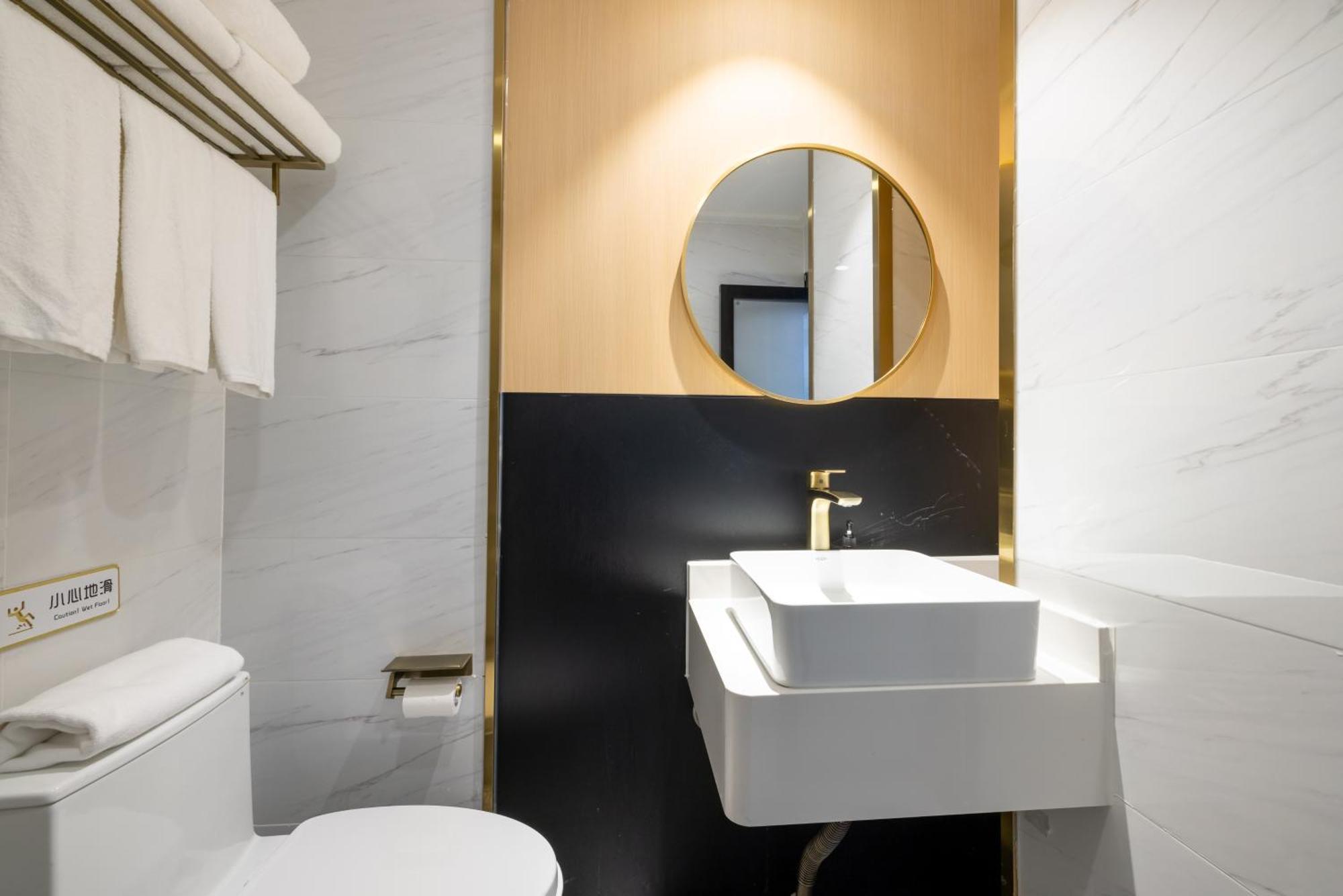East Sacred Hotel--Very Near Beijing Tiananmen Square ,The Forbidden City,The Temple Of Heaven ,3 Minutes' Walk To Wangfujing Subway ,Located In The Center Of Beijing, Many Shopping Malls Around,Newly Renovated Hotel-Able To Receive Foreign Guests Экстерьер фото